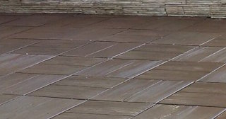 Бетонная брусчатка двора в Новомосковске в октябре