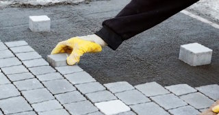 Монтаж тротуарной плитки на даче в Новомосковске в октябре