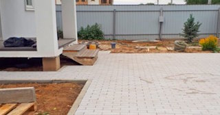 Укладка тротуарной плитки во дворе в Новомосковске в октябре